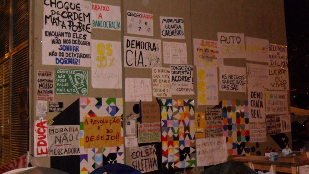 Cartazes do OcupaRio2011 na Cinelândia