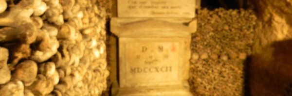 Catacumba com paredes de crânios