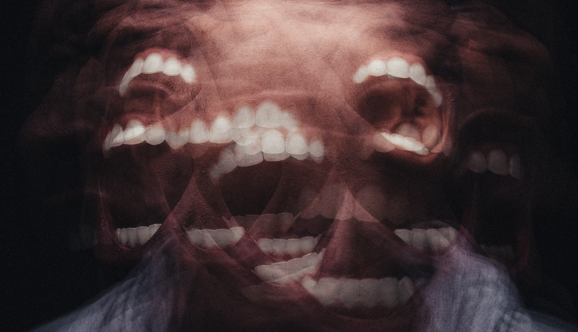 Superposição de uma boca gritando